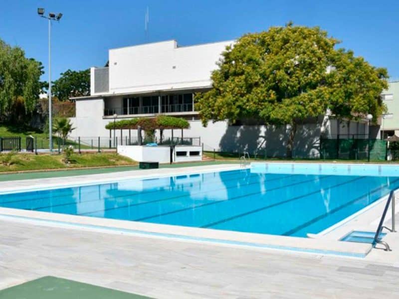 Imagen de la piscina municipal de Tomares / AD