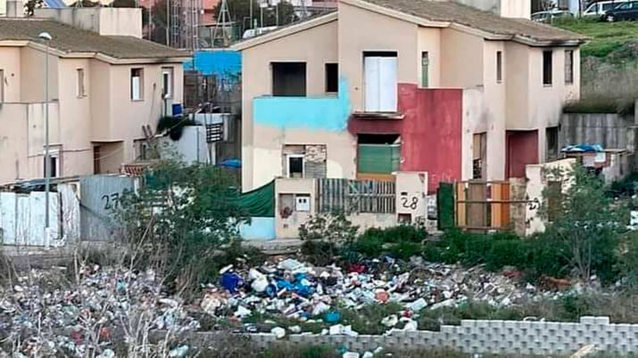 Imagen del estado de abandono de una de las zonas de Camas y objeto de queja vecinal / AD