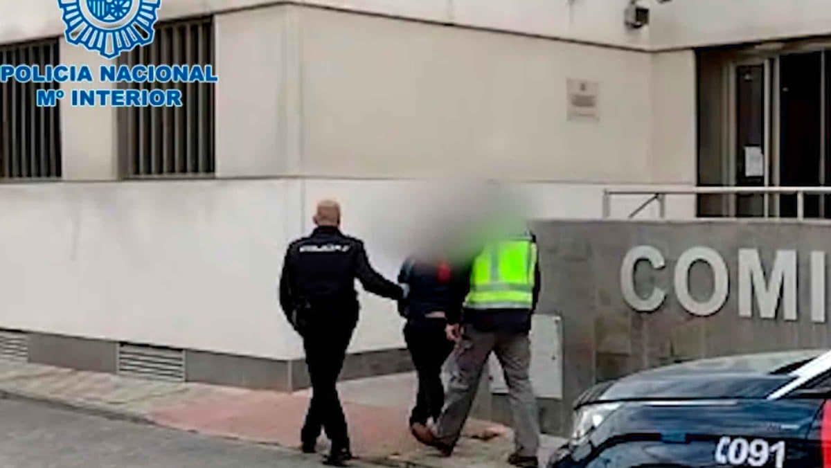 Imagen de la detención por venta de droga en Coria del Río / AD