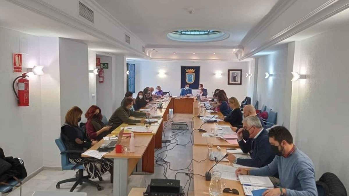 Foto de archivo de un pleno del Ayuntamiento de Sanlúcar La Mayor / AD