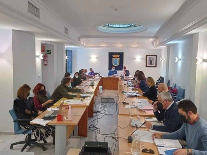 Foto de archivo de un pleno del Ayuntamiento de Sanlúcar La Mayor / AD