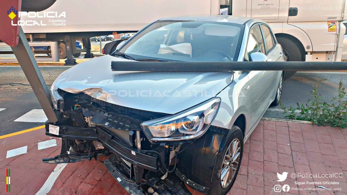 Imagen del accidente provocado por el menor en Castilleja de la Cuesta / AD