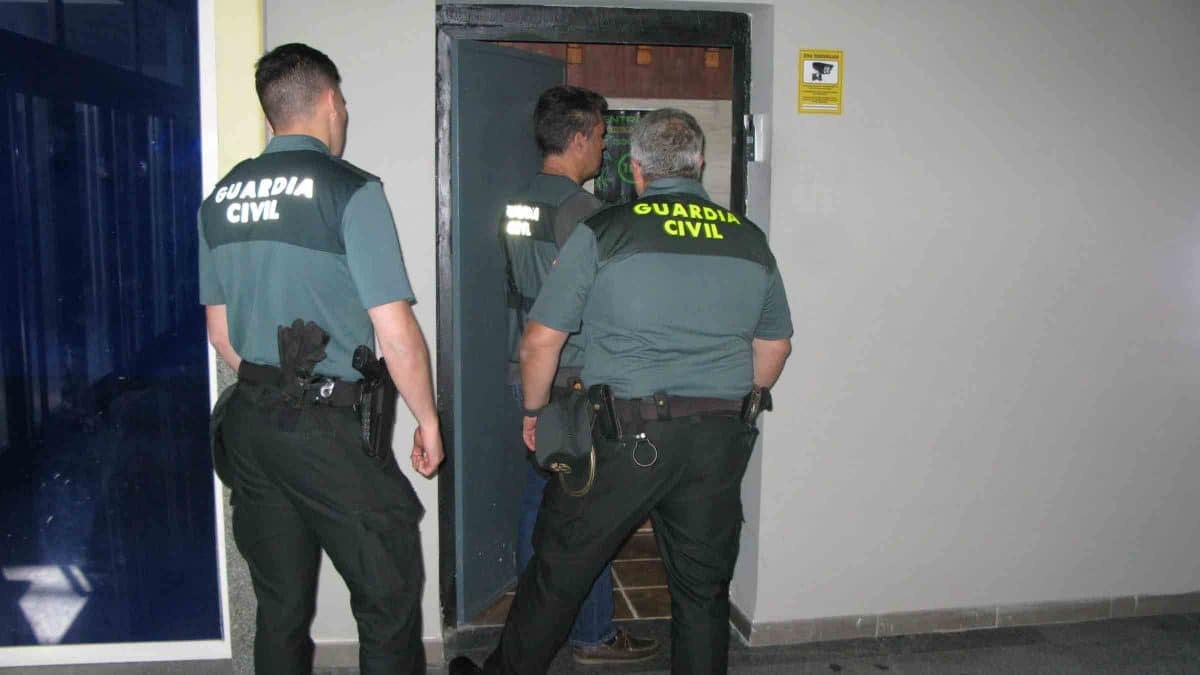 Imagen de archivo de una operación de la Guardia Civil en Tomares / AD