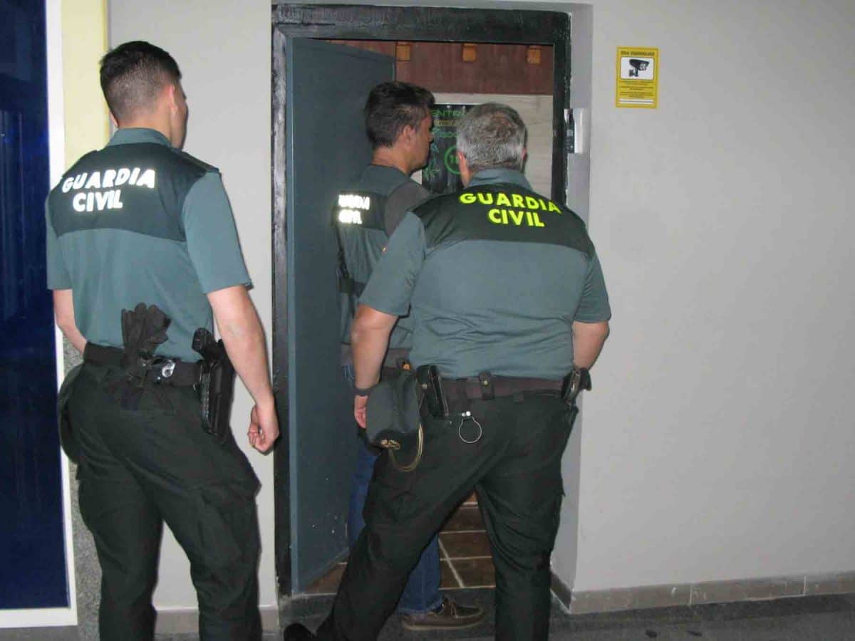 Imagen de archivo de una operación de la Guardia Civil en Tomares / AD