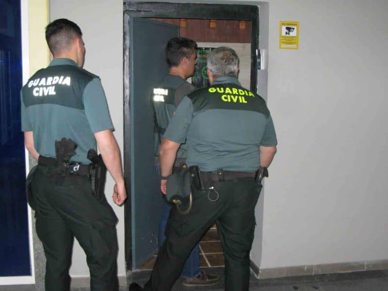 Imagen de archivo de una operación de la Guardia Civil en Tomares / AD