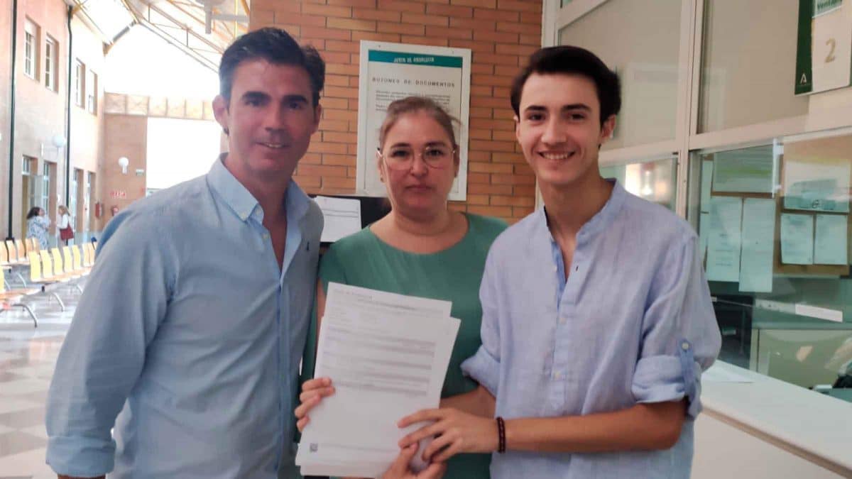 De Izquierda a derecha, el director Santiago Herrera, la presidenta del AMPA, María José López e Iván, ex alumno del CEIP Hernán Cortés en la Delegación de Educación / AD