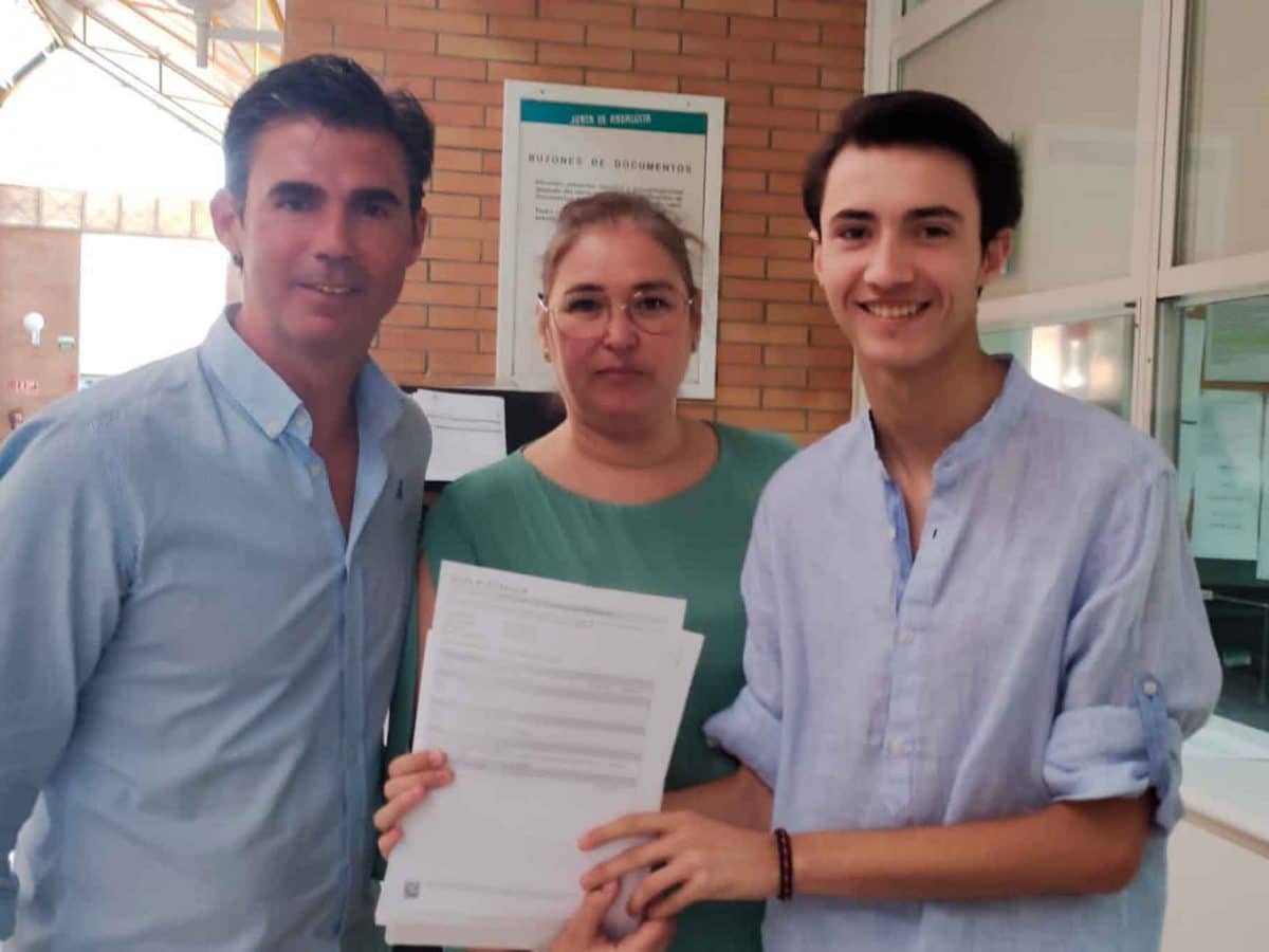 De Izquierda a derecha, el director Santiago Herrera, la presidenta del AMPA, María José López e Iván, ex alumno del CEIP Hernán Cortés en la Delegación de Educación / AD