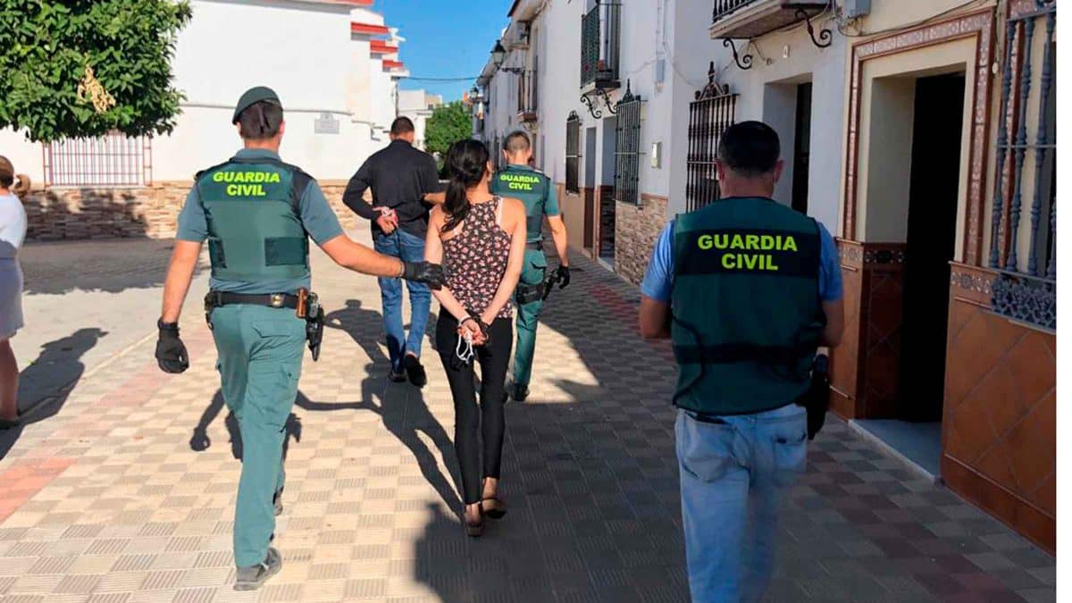 Imagen de la operación antidroga en Sanlúcar La Mayor / AD