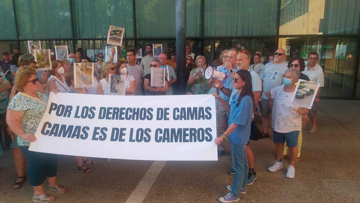 Manifestación de los vecinos de Camas para expresar sus quejas frente al Ayuntamiento camero / AD