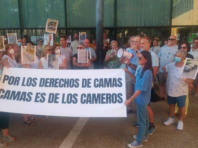Manifestación de los vecinos de Camas para expresar sus quejas frente al Ayuntamiento camero / AD