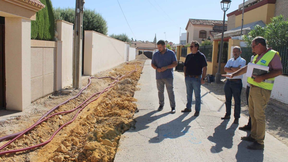 Imagen de las obras de saneamiento en una calle de Gines / AD