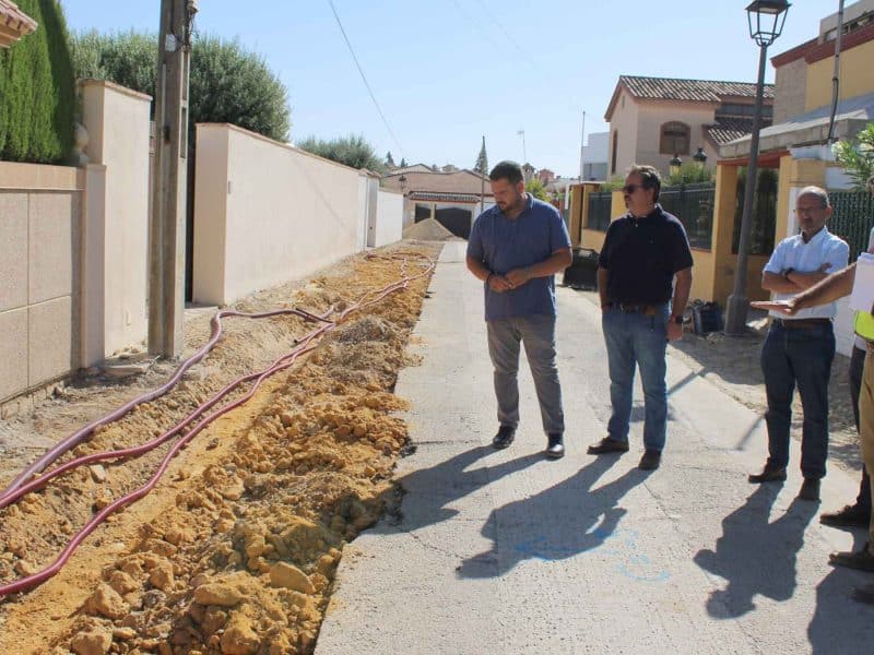 Imagen de las obras de saneamiento en una calle de Gines / AD