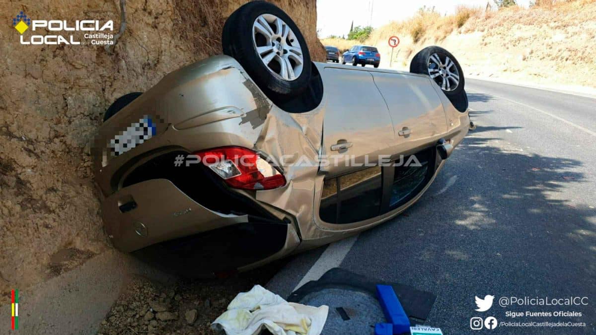 Imagen del vuelco de un coche en Castilleja de la Cuesta / AD