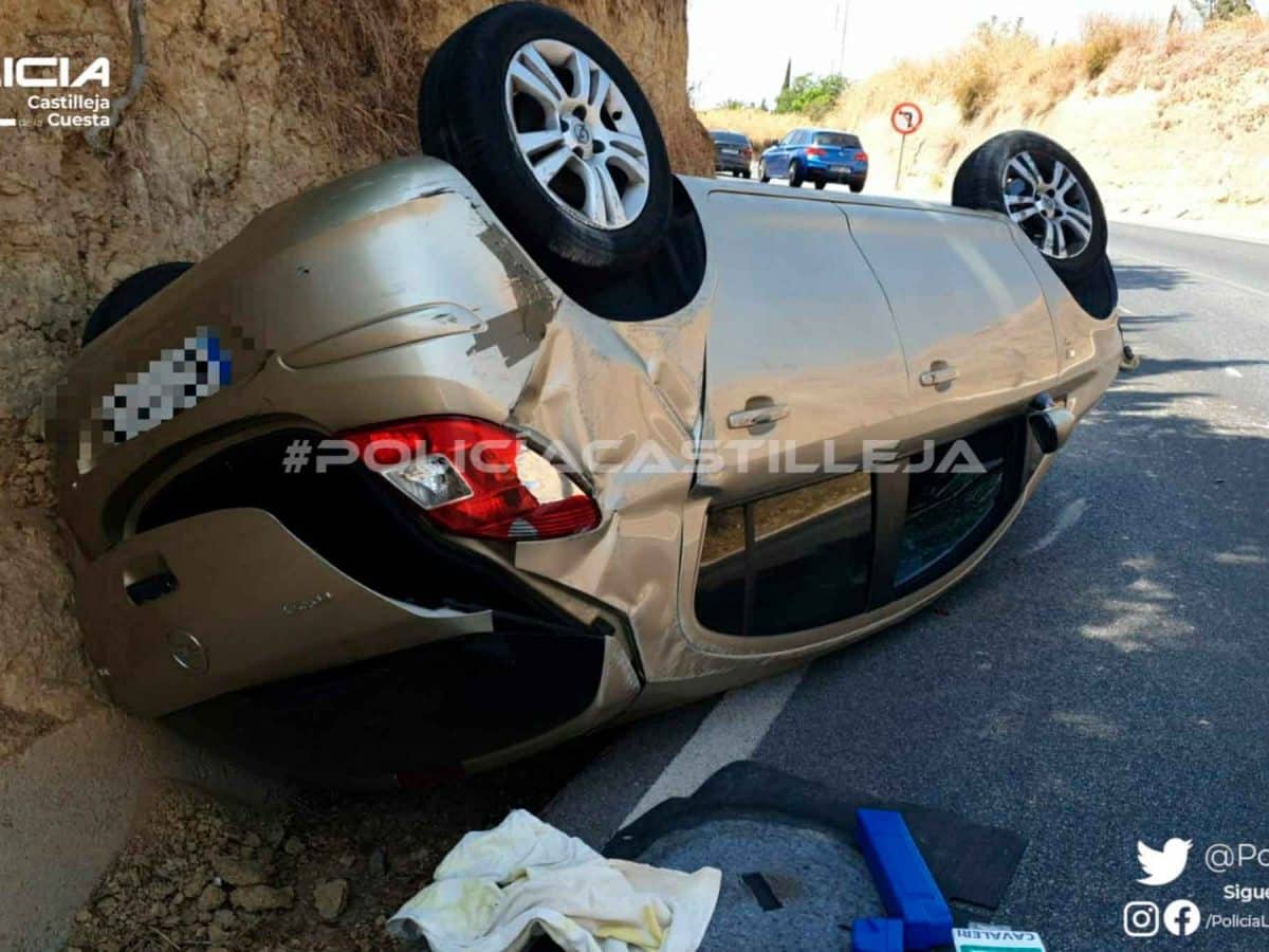 Imagen del vuelco de un coche en Castilleja de la Cuesta / AD