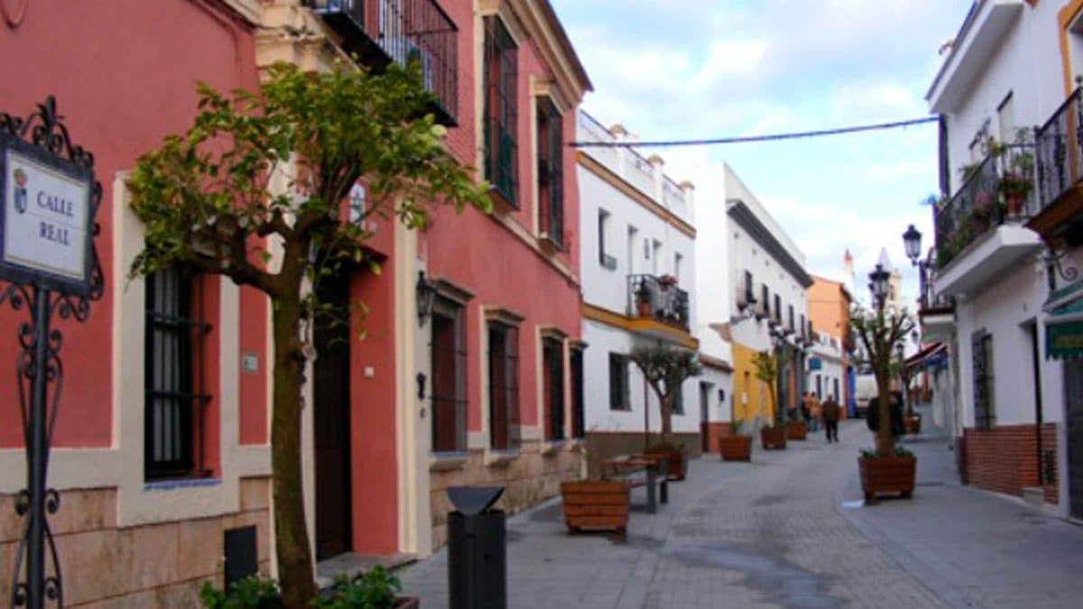 Imagen de una calle de Gines / AD