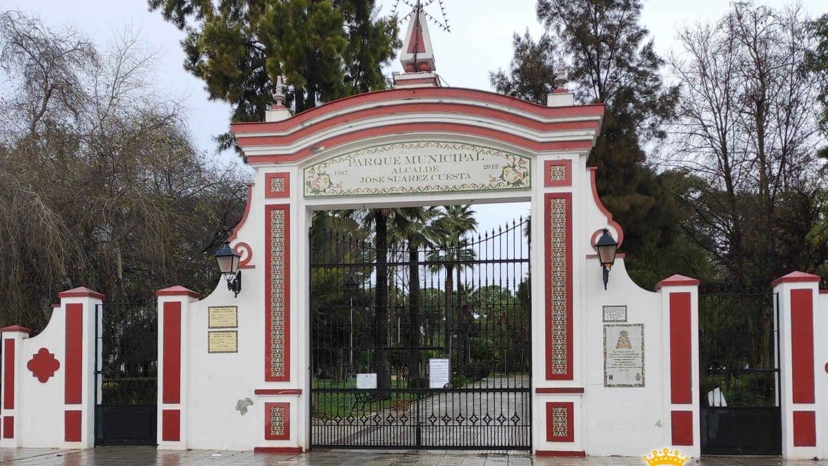 imagen del parque de Pilas cerrado por las fuertes lluvias / AD