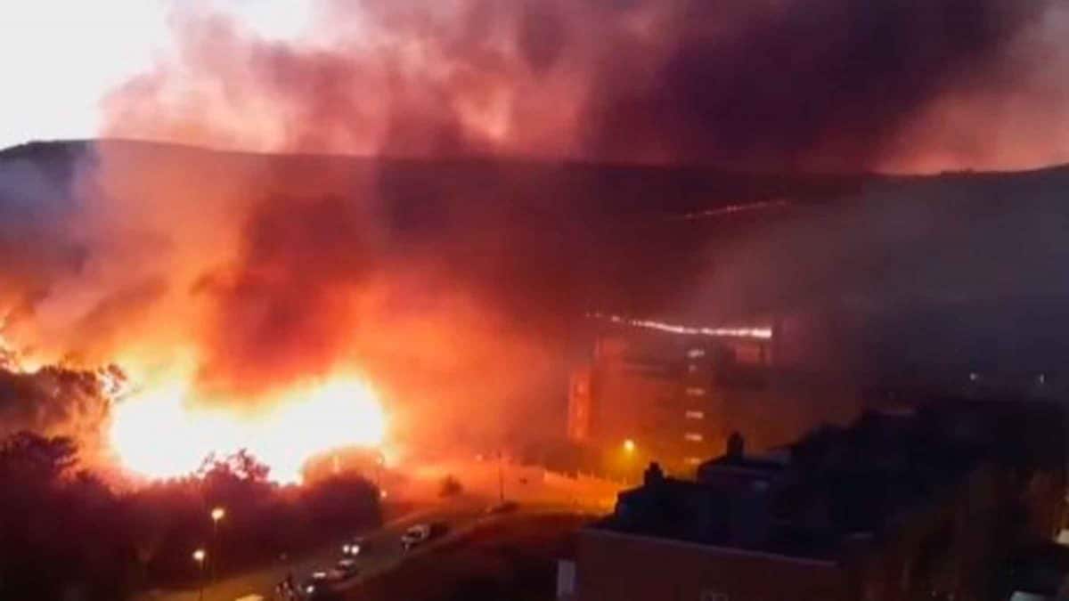 Incendio en zona de viviendas de Camas / AD