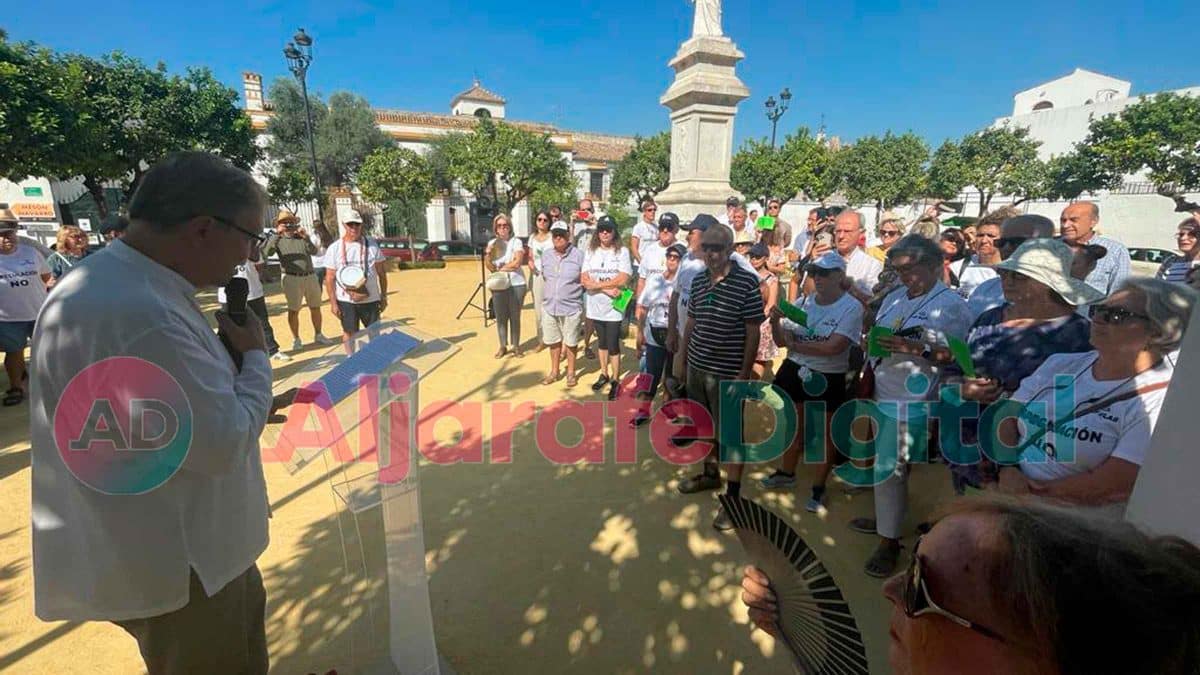 Imagen de la protesta de los vecinos de Las Pilas ante el Ayuntamiento de Valencina de la Concepción / AD