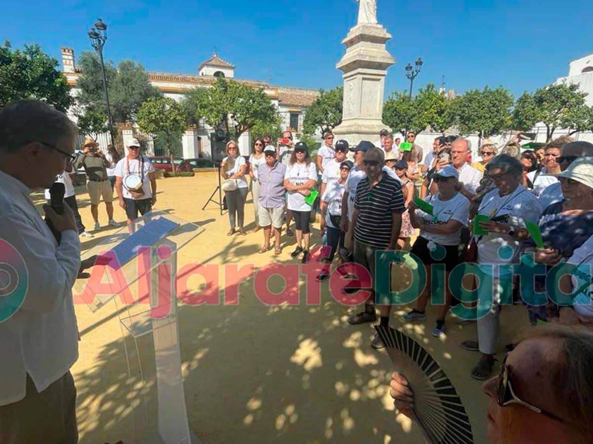 Imagen de la protesta de los vecinos de Las Pilas ante el Ayuntamiento de Valencina de la Concepción / AD