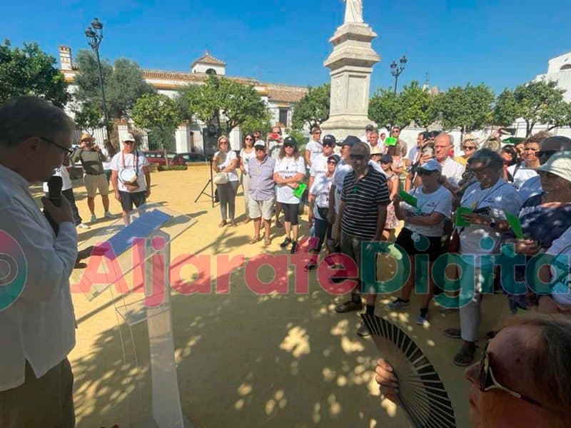 Imagen de la protesta de los vecinos de Las Pilas ante el Ayuntamiento de Valencina de la Concepción / AD