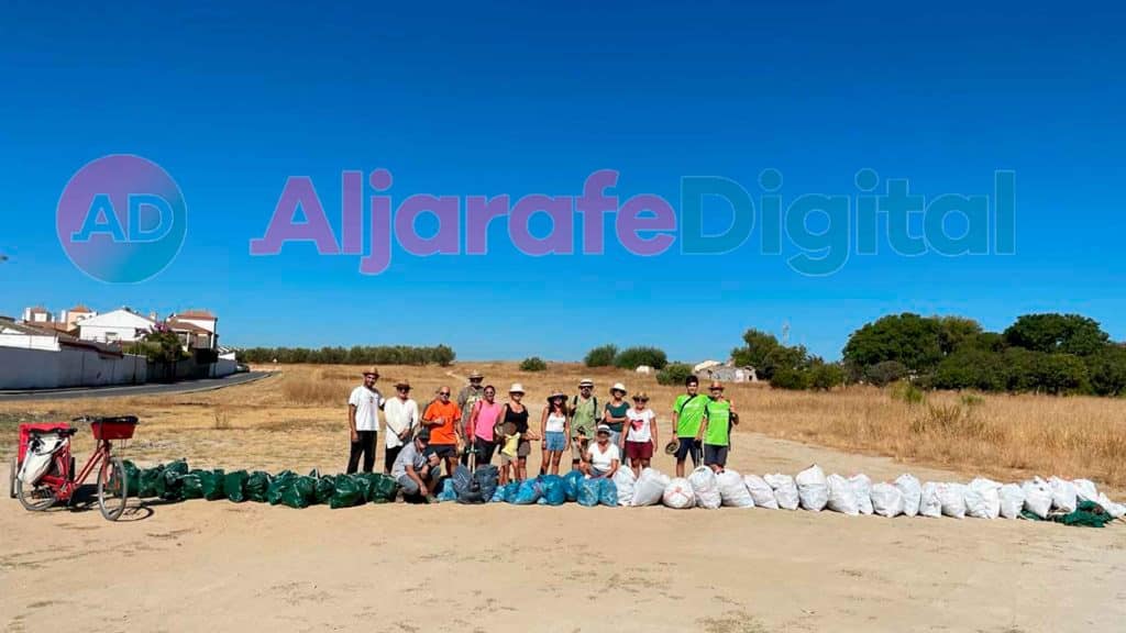 Voluntarios del Aljarafe recogen basura en caminos entre Gines, Espartinas y Valencina de la Concepción / Clara Fajardo