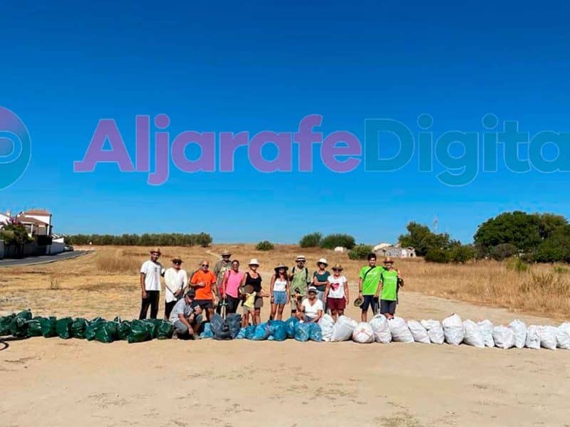 Voluntarios del Aljarafe recogen basura en caminos entre Gines, Espartinas y Valencina de la Concepción / Clara Fajardo