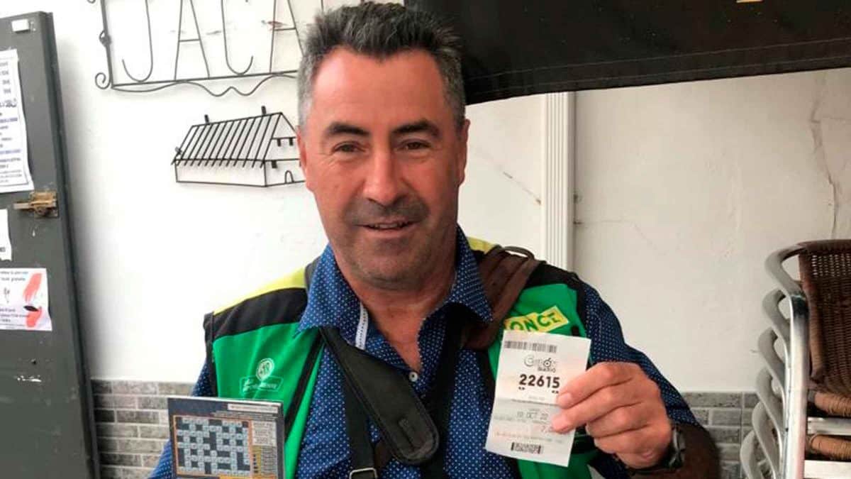 Imagen del repartidor de la ONCE que ha vendido el cupón ganador en Aznalcázar / AD