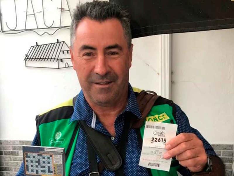 Imagen del repartidor de la ONCE que ha vendido el cupón ganador en Aznalcázar / AD