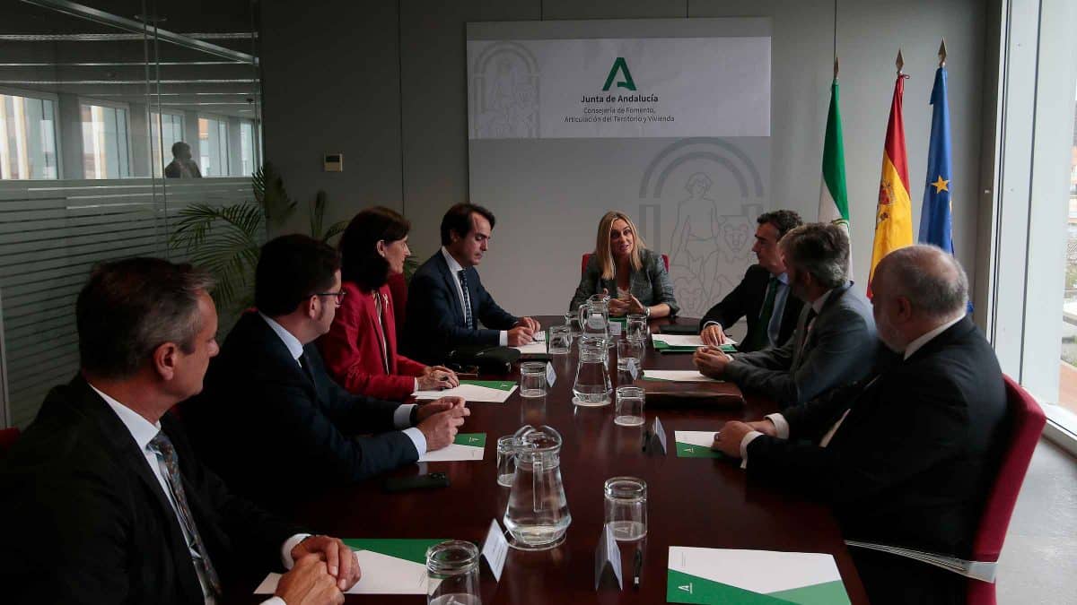 Imagen de la reunión de los alcaldes de Coria y La Puebla del Río a propósito del proyecto de la SE-40/AD