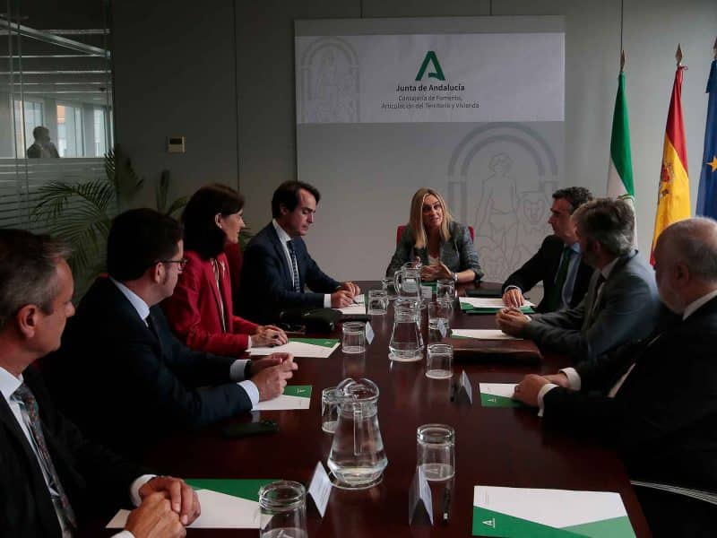 Imagen de la reunión de los alcaldes de Coria y La Puebla del Río a propósito del proyecto de la SE-40/AD