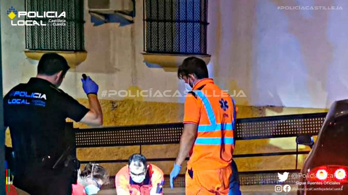 Imagen de los servicios de emergencia intentando reanimar al hombre que ha fallecido en Castilleja de la Cuesta / AD