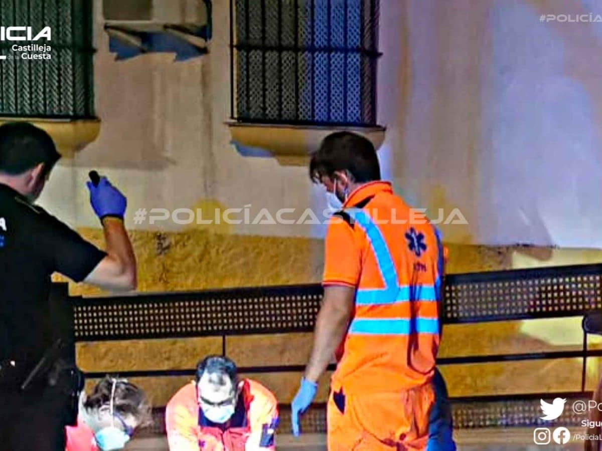 Imagen de los servicios de emergencia intentando reanimar al hombre que ha fallecido en Castilleja de la Cuesta / AD