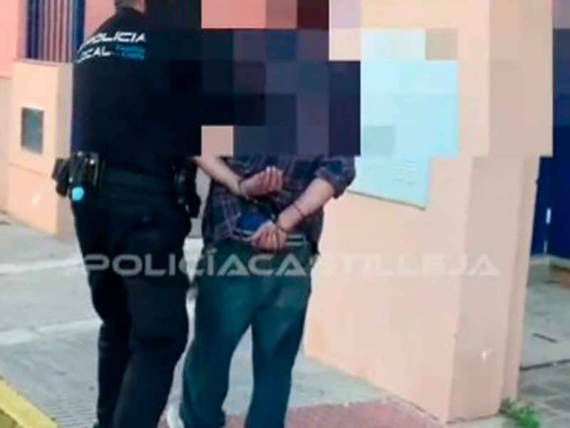 Imagen de la detención en Castilleja de la Cuesta de este martes / AD