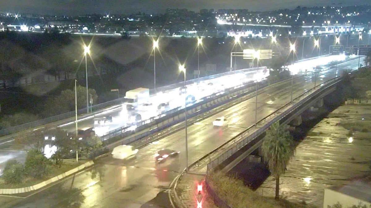 Imagen de una de las entradas a Sevilla desde el Aljarafe con atascos por lluvia / AD