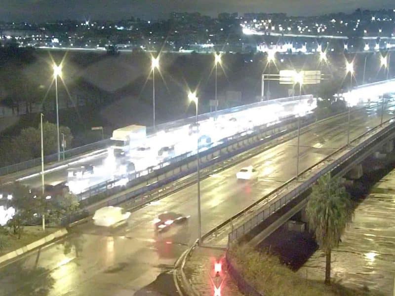 Imagen de una de las entradas a Sevilla desde el Aljarafe con atascos por lluvia / AD