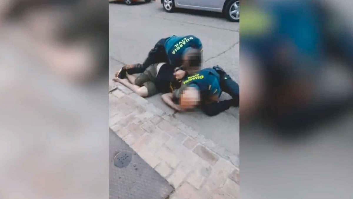 Hombre fallecido siendo reducido por la Guardia Civil en Mairena del Aljarafe