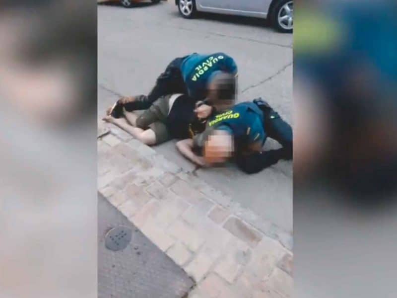 Hombre fallecido siendo reducido por la Guardia Civil en Mairena del Aljarafe