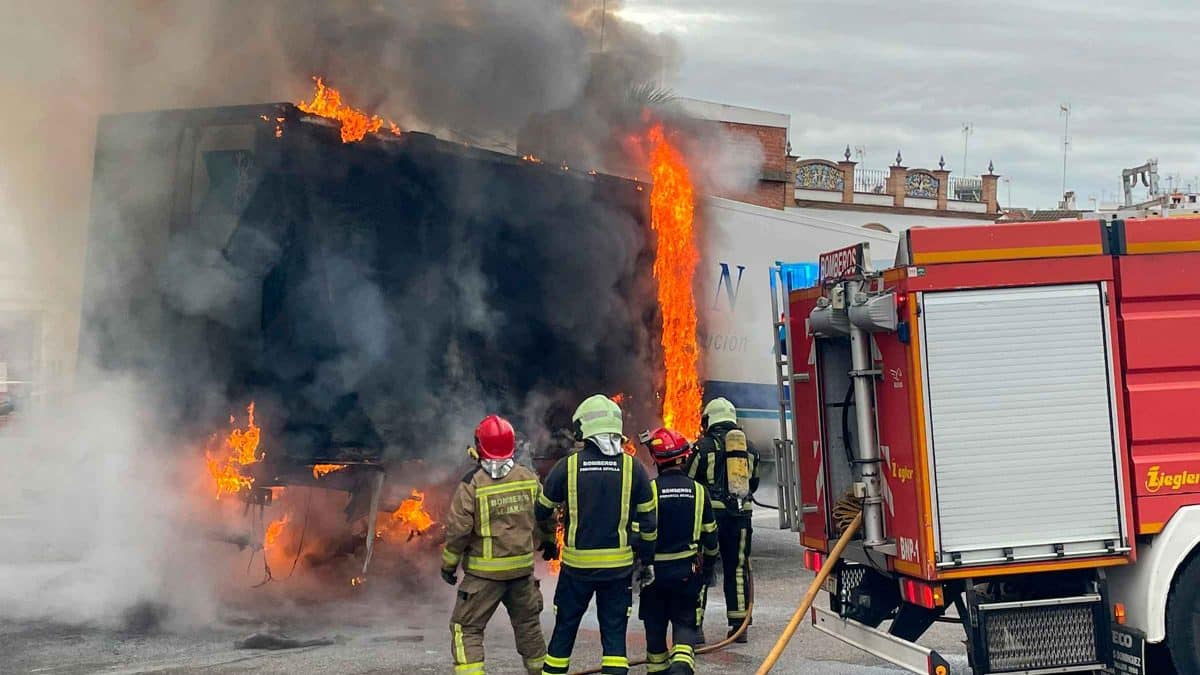 Aparatoso incendio en La Puebla del Río / AD