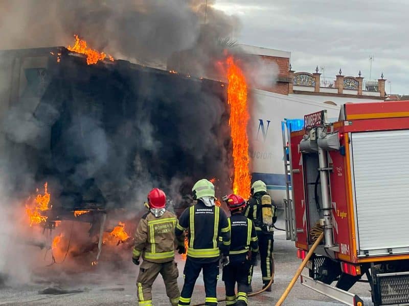 Aparatoso incendio en La Puebla del Río / AD