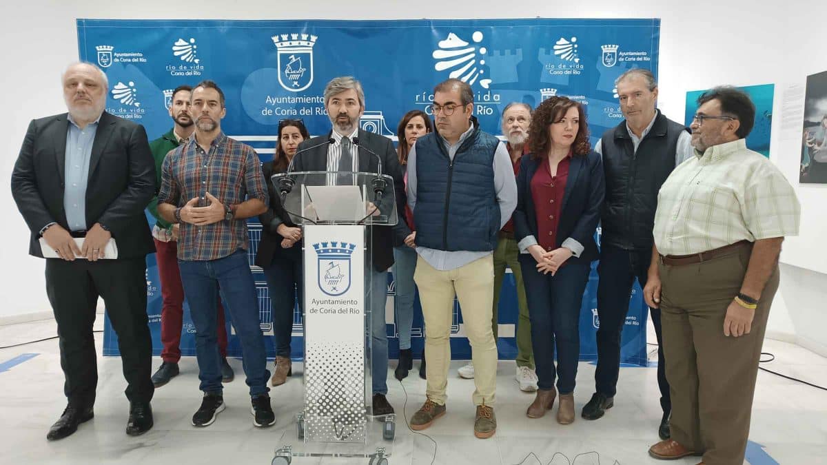 El alcalde de Coria del Río, Modesto González, en la presentación de las alegaciones / AD