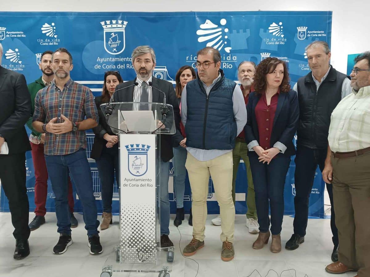El alcalde de Coria del Río, Modesto González, en la presentación de las alegaciones / AD