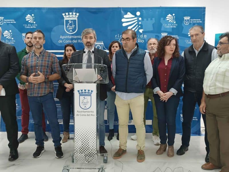 El alcalde de Coria del Río, Modesto González, en la presentación de las alegaciones / AD