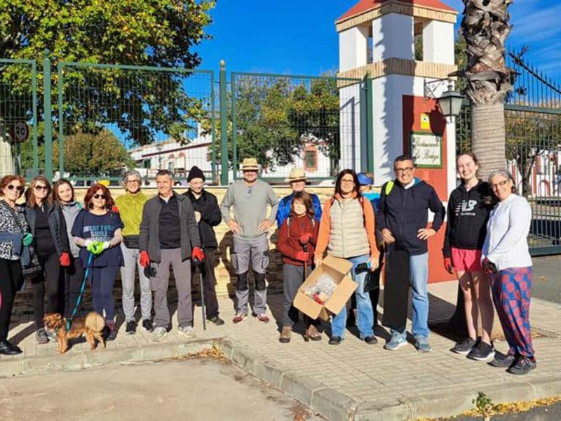 Imagen del grupo de voluntarios de Salteras que ha recogido basura este fin de semana en el municipio / AD