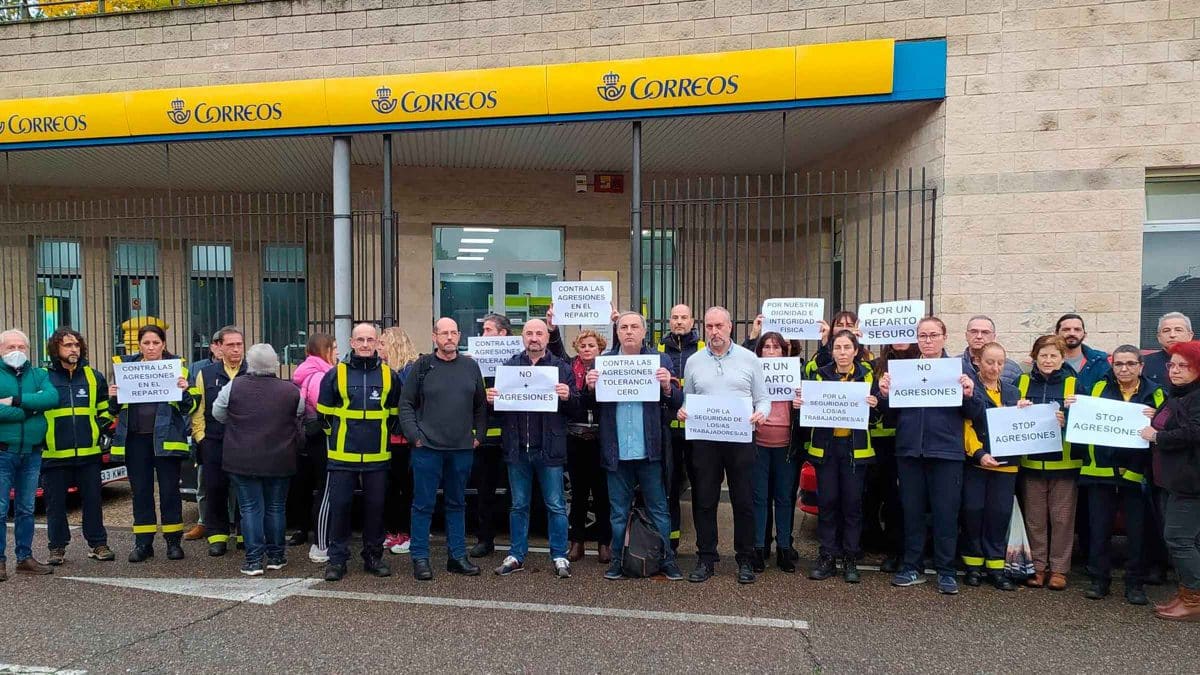 Imagen de la concentración por la agresión a la cartera de Mairena del Aljarafe / AD