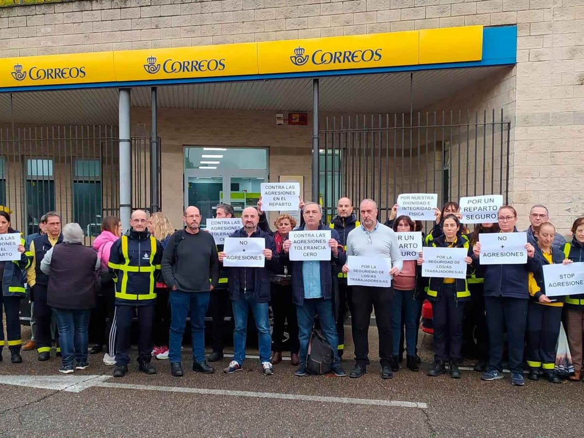 Imagen de la concentración por la agresión a la cartera de Mairena del Aljarafe / AD