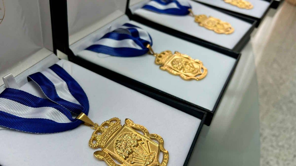 Imagen de las medallas que se entregarán en Huévar del Aljarafe / AD