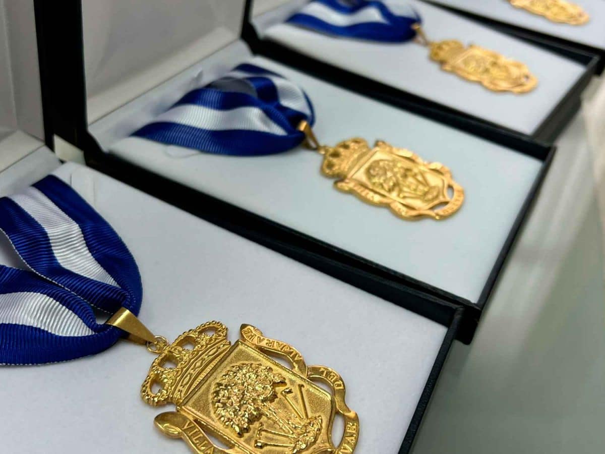 Imagen de las medallas que se entregarán en Huévar del Aljarafe / AD
