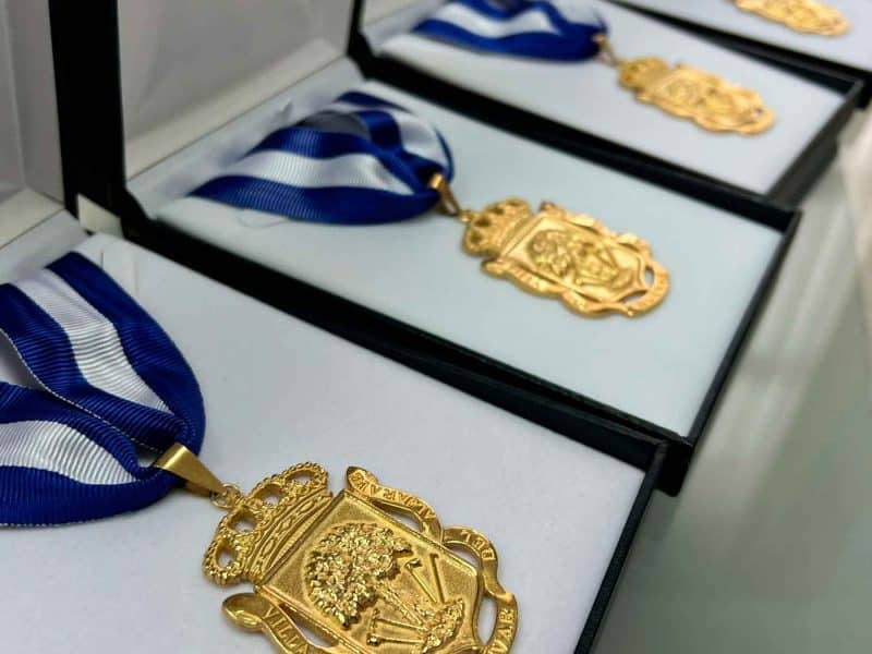 Imagen de las medallas que se entregarán en Huévar del Aljarafe / AD