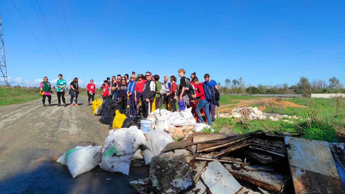 Imagen de la recogida de basura en el Río Pudio / AD