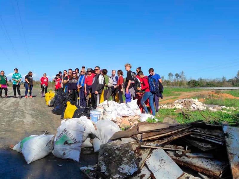 Imagen de la recogida de basura en el Río Pudio / AD
